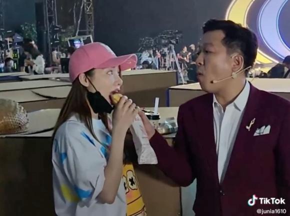 'Tóm sống' khoảnh khắc riêng tư của vợ chồng Nhã Phương, hành động của Trường Giang khiến ai nấy 'đứng hình' - Ảnh 2 'Tóm sống' khoảnh khắc riêng tư của vợ chồng Nhã Phương, hành động của Trường Giang khiến ai nấy 'đứng hình' - Ảnh 2