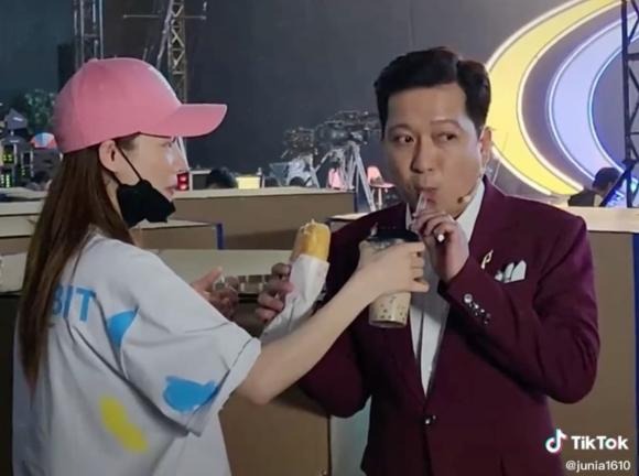 Trường Giang và Nhã Phương cực tình tứ bên nhau. Ảnh: Chụp màn hình Trường Giang và Nhã Phương cực tình tứ bên nhau. Ảnh: Chụp màn hình