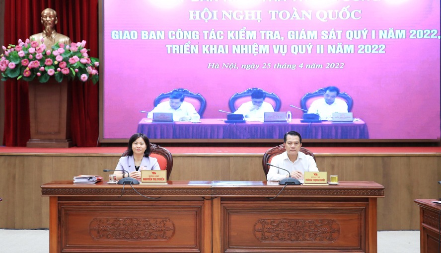 Phó Bí thư Thường trực Thành ủy Hà Nội Nguyễn Thị Tuyến, Chủ nhiệm Ủy ban Kiểm tra Thành ủy Hoàng Trọng Quyết dự hội nghị tại điểm cầu Thành ủy Hà Nội