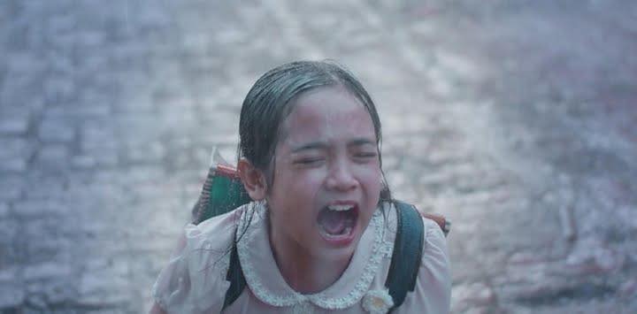 Phân cảnh bà Nhung bỏ rơi con năm xưa cũng được đào lại. Ảnh: Chụp màn hình