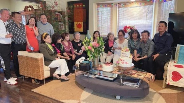 Bằng Kiều cùng bạn bè, người thân tổ chức sinh nhật mẹ. Ảnh: FBNV Bằng Kiều cùng bạn bè, người thân tổ chức sinh nhật mẹ. Ảnh: FBNV