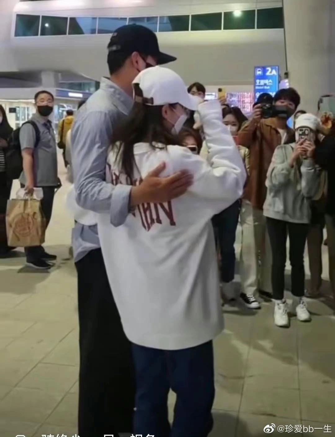 Song - Song bị lật lại 'điềm báo' hôn nhân, hành động trái ngược với vợ chồng Hyun Bin - Son Ye Jin - Ảnh 2