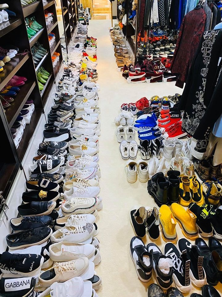 Đàm Vĩnh Hưng sở hữu bộ sưu tập thời trang hàng hiệu đồ sộ. Ảnh: FBNV Đàm Vĩnh Hưng sở hữu bộ sưu tập thời trang hàng hiệu đồ sộ. Ảnh: FBNV