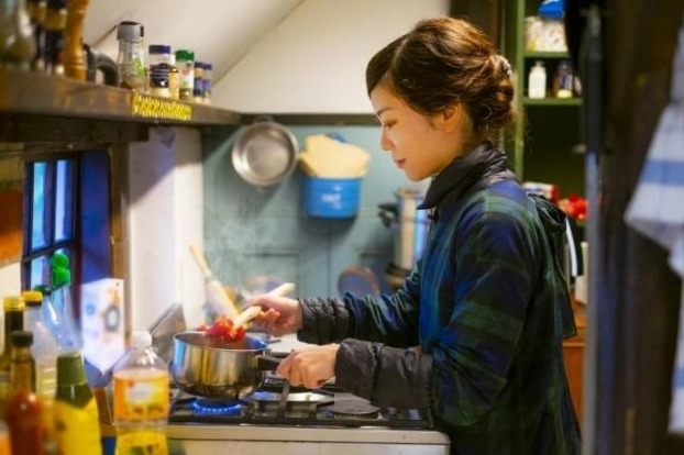 Giảm giờ làm việc nội trợ và chăm sóc gia đình không lương của nữ so với nam giới. Ảnh minh họa