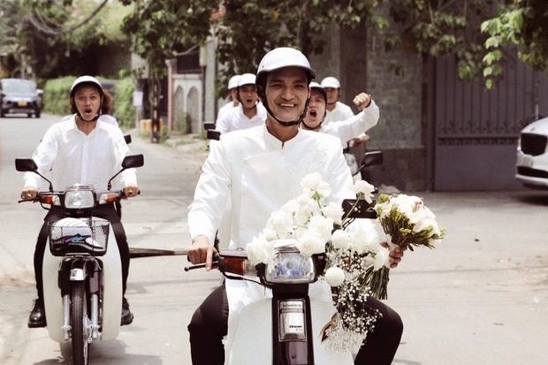 Sao Việt 12/5: Mạc Văn Khoa cưỡi 'ngựa chiến' trong lễ đính hôn, Hoài Linh bị đàn em 'khui'' chuyện tiền nong 1