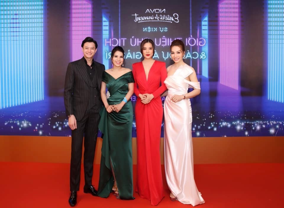 Anh Dũng thường xuyên có những hành động tinh tế, tránh chiếm spotlight tại sự kiện. Ảnh: Internet