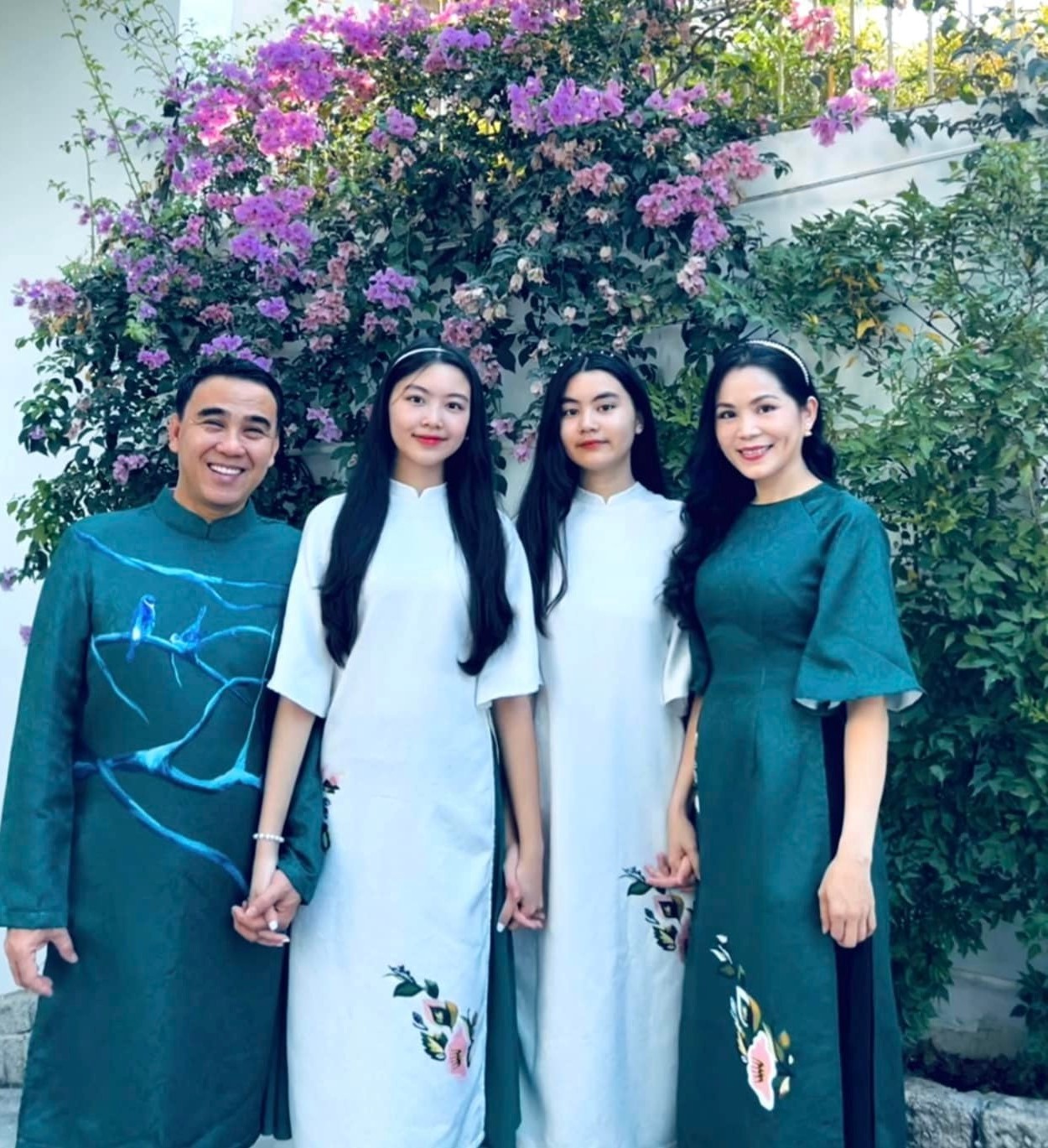 'MC giàu nhất Việt Nam' rò rỉ hình ảnh đối lập, hôn nhân với bà xã xinh đẹp vô tình được lật tẩy 4 'MC giàu nhất Việt Nam' rò rỉ hình ảnh đối lập, hôn nhân với bà xã xinh đẹp vô tình được lật tẩy 4