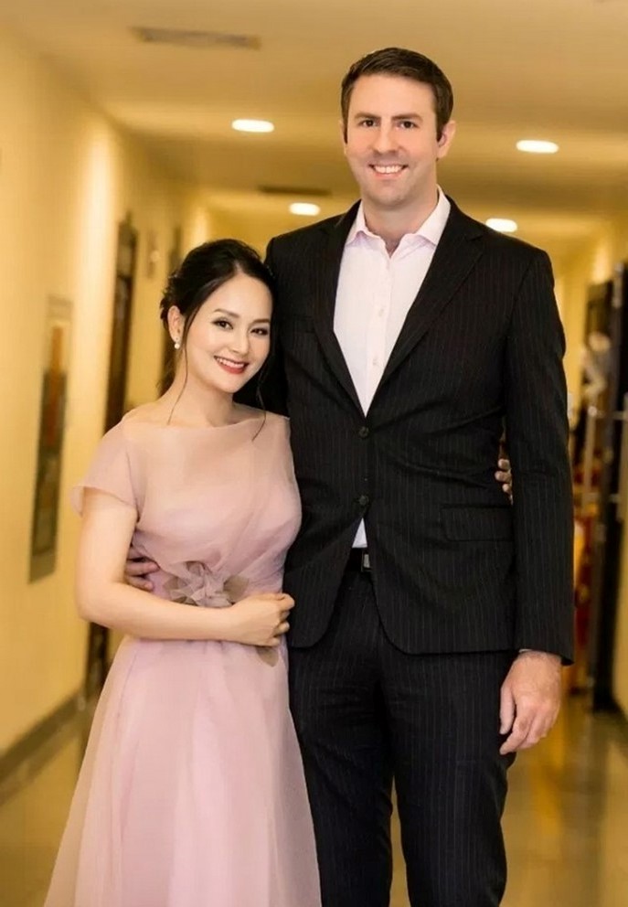 Rũ bỏ khổ đau trong 'Thương ngày nắng về', Lan Phương đón nhận hạnh phúc ngập tràn bên chồng Tây - Ảnh 2 Rũ bỏ khổ đau trong 'Thương ngày nắng về', Lan Phương đón nhận hạnh phúc ngập tràn bên chồng Tây - Ảnh 2