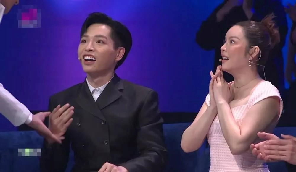 Đức Phúc ngơ ngác, bật ngửa khi bị trai đẹp đẩy vào thế khó ngay trên sóng truyền hình - Ảnh 2