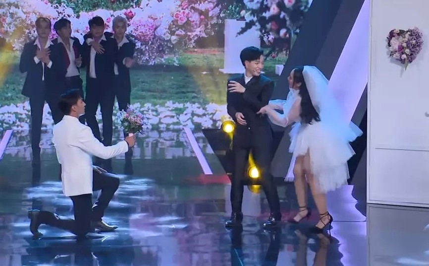 Đức Phúc ngơ ngác, bật ngửa khi bị trai đẹp đẩy vào thế khó ngay trên sóng truyền hình - Ảnh 1