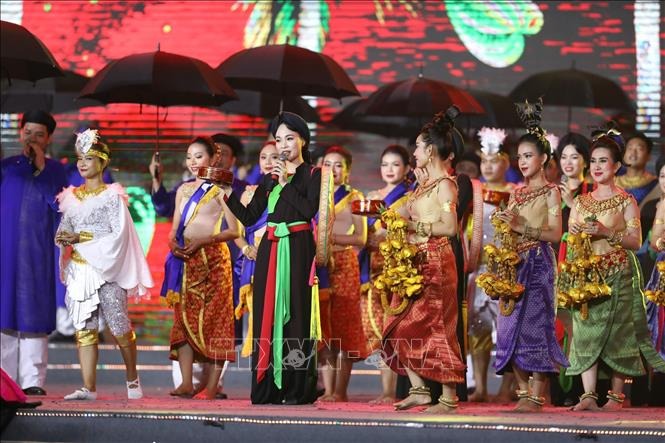 Lễ bế mạc SEA Games 31: Lời tạm biệt rực rỡ sắc màu Việt Nam - Ảnh 4 Lễ bế mạc SEA Games 31: Lời tạm biệt rực rỡ sắc màu Việt Nam - Ảnh 4