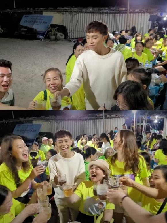 Hồ Văn Cường vui vẻ, hòa đồng với FC của mình. Ảnh: Chụp màn hình