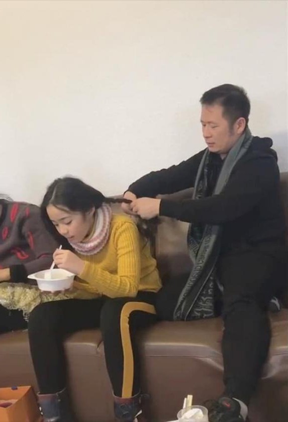 Thiên Nga nhận được sự quan tâm, chăm sóc của cha nuôi Bằng Kiều trong những chuyến lưu diễn. Ảnh: Internet Thiên Nga nhận được sự quan tâm, chăm sóc của cha nuôi Bằng Kiều trong những chuyến lưu diễn. Ảnh: Internet