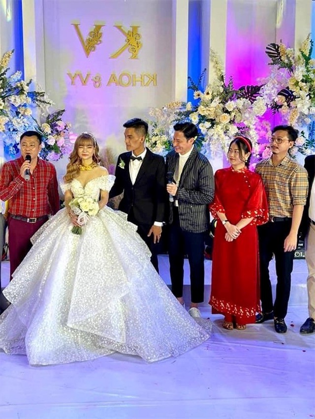 Tự Long hiện diện trong đám cưới Mạc Văn Khoa tại Hải Dương. Ảnh: Internet Tự Long hiện diện trong đám cưới Mạc Văn Khoa tại Hải Dương. Ảnh: Internet