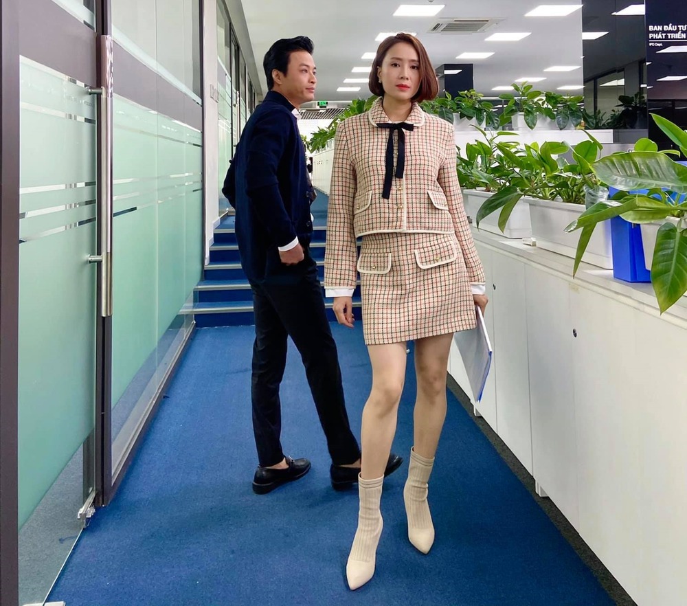 Dàn mỹ nhân màn ảnh Việt 'lột xác' với thời trang 'lên sàn': Huyền Lizzie sang chảnh, Phương Oanh quê mùa - Ảnh 1