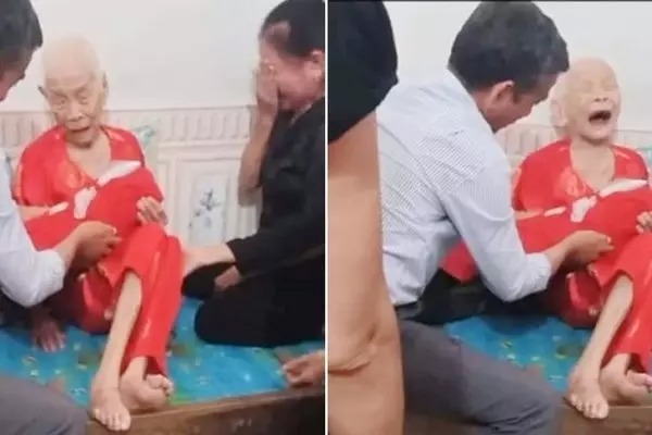 Mẹ Việt Nam Anh hùng Nguyễn Thị Tân nhận tro cốt con trai cách đây 2 năm. Ảnh: Chụp màn hình Mẹ Việt Nam Anh hùng Nguyễn Thị Tân nhận tro cốt con trai cách đây 2 năm. Ảnh: Chụp màn hình