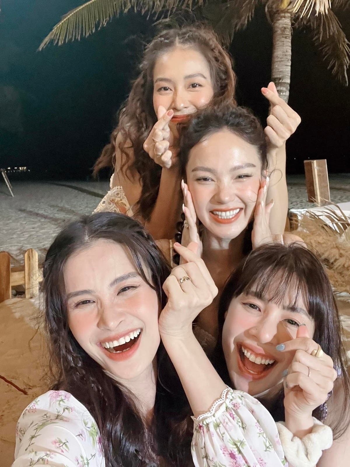Trước giờ G lên xe hoa, Minh Hằng vui hết nấc trong tiệc độc thân bên hội bạn Vbiz 'cực phẩm' 4 Trước giờ G lên xe hoa, Minh Hằng vui hết nấc trong tiệc độc thân bên hội bạn Vbiz 'cực phẩm' 4