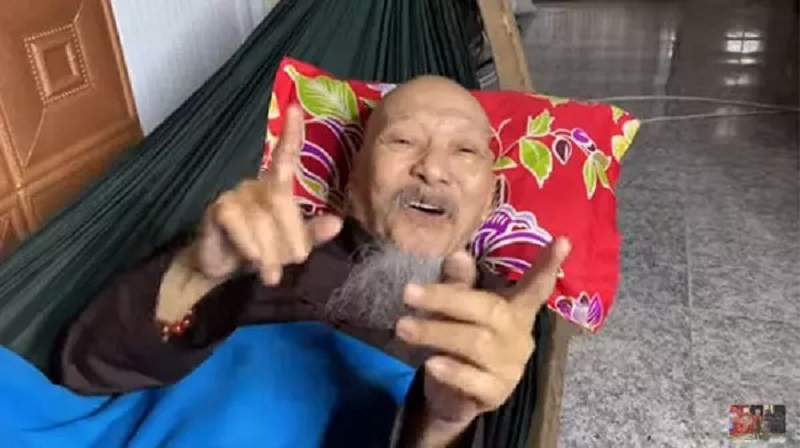 Ông Lê Tùng Vân - người đứng đầu Tịnh Thất Bồng Lai nay là Thiền Am Bên Bờ Vũ Trụ (Ảnh chụp màn hình) Ông Lê Tùng Vân - người đứng đầu Tịnh Thất Bồng Lai nay là Thiền Am Bên Bờ Vũ Trụ (Ảnh chụp màn hình)