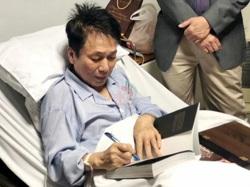 Hình ảnh nhạc sĩ Phú Quang trên giường bệnh (Ảnh internet)