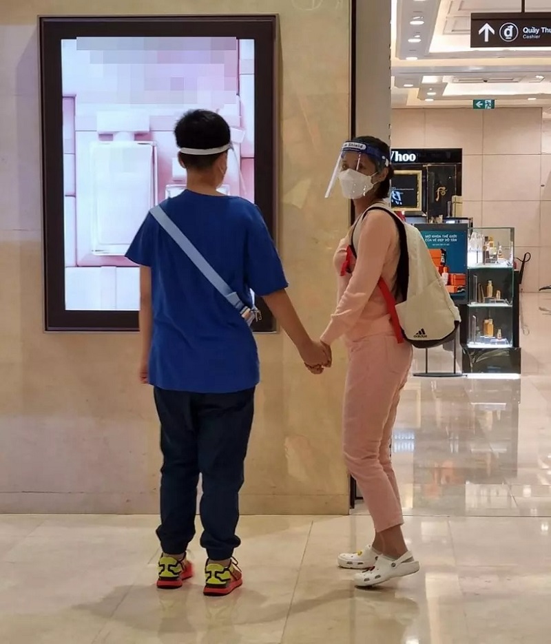 'Người tình màn ảnh' Lý Hùng - Việt Trinh đăng ảnh cầm tay một chàng trai trẻ, danh tính đầy bất ngờ 3