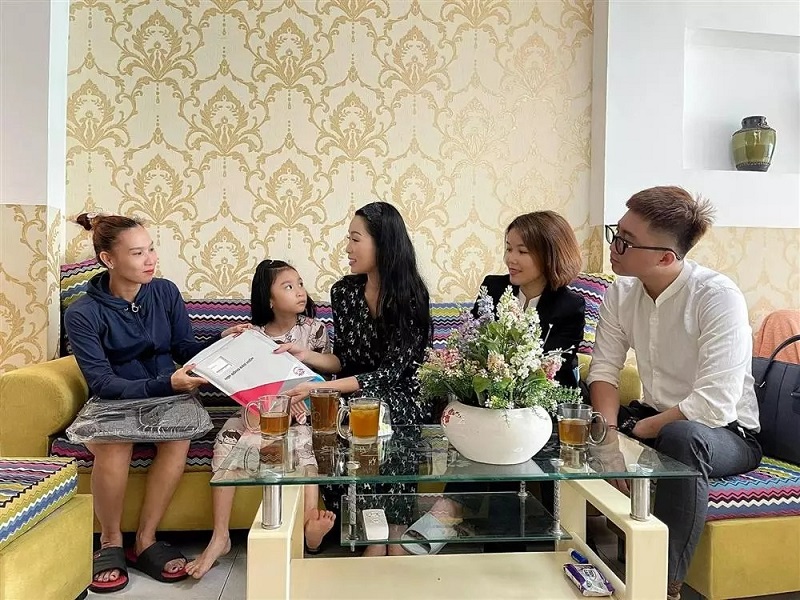 Trịnh Kim Chi là người đứng ra mua bảo hiểm cho con gái đàn anh (Ảnh FBNV)