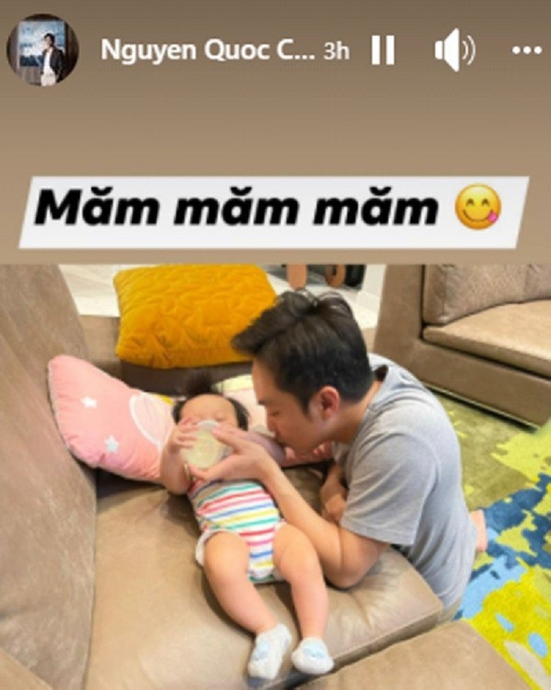 Ở công ty làm sếp, về nhà cho con bú nhoay nhoáy (Ảnh chụp màn hình) Ở công ty làm sếp, về nhà cho con bú nhoay nhoáy (Ảnh chụp màn hình)