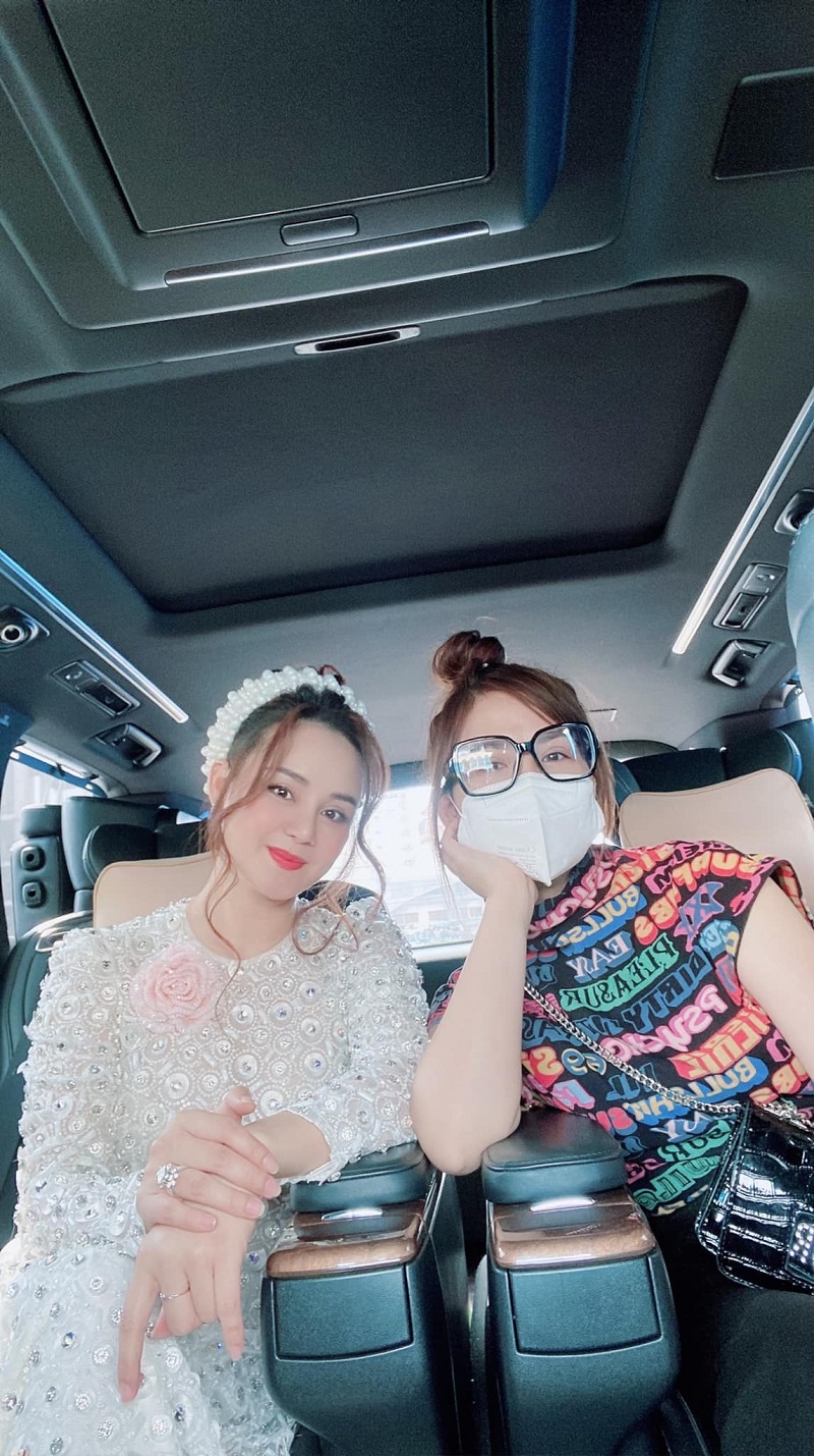 Vy Oanh tươi tắn trở lại với công việc sau hàng loạt ồn ào trên mạng xã hội (Ảnh FBNV) Vy Oanh tươi tắn trở lại với công việc sau hàng loạt ồn ào trên mạng xã hội (Ảnh FBNV)