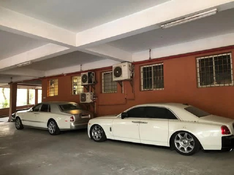 Cận cảnh 2 chiếc siêu xe bị vứt xó tại Hà Nội Cận cảnh 2 chiếc siêu xe bị vứt xó tại Hà Nội