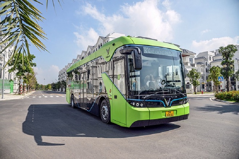 The 'super green' bus of billionaire Pham Nhat Vuong shines on the streets of Saigon 1