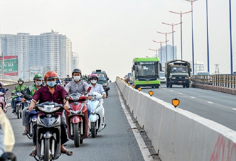 The 'super green' bus of billionaire Pham Nhat Vuong shines on the streets of Saigon 3