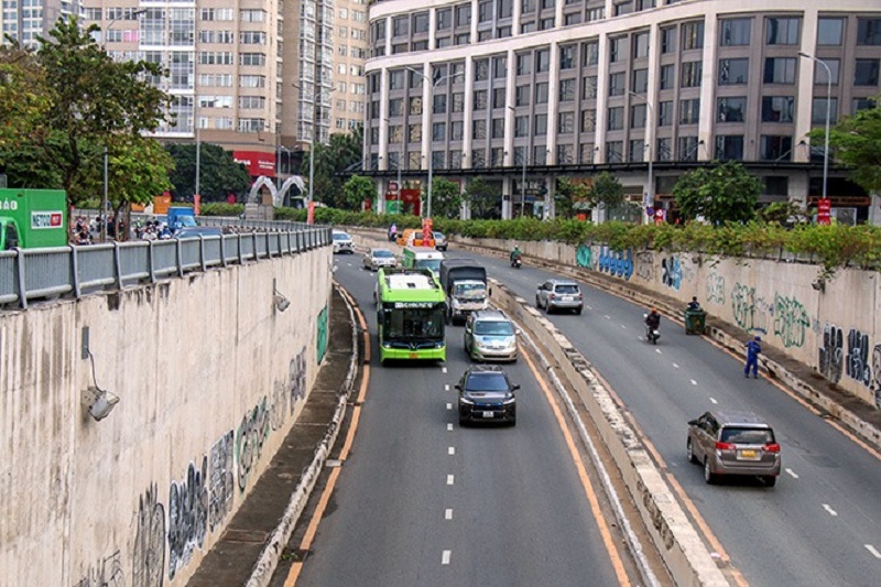 The 'super green' bus of billionaire Pham Nhat Vuong shines on the streets of Saigon 2