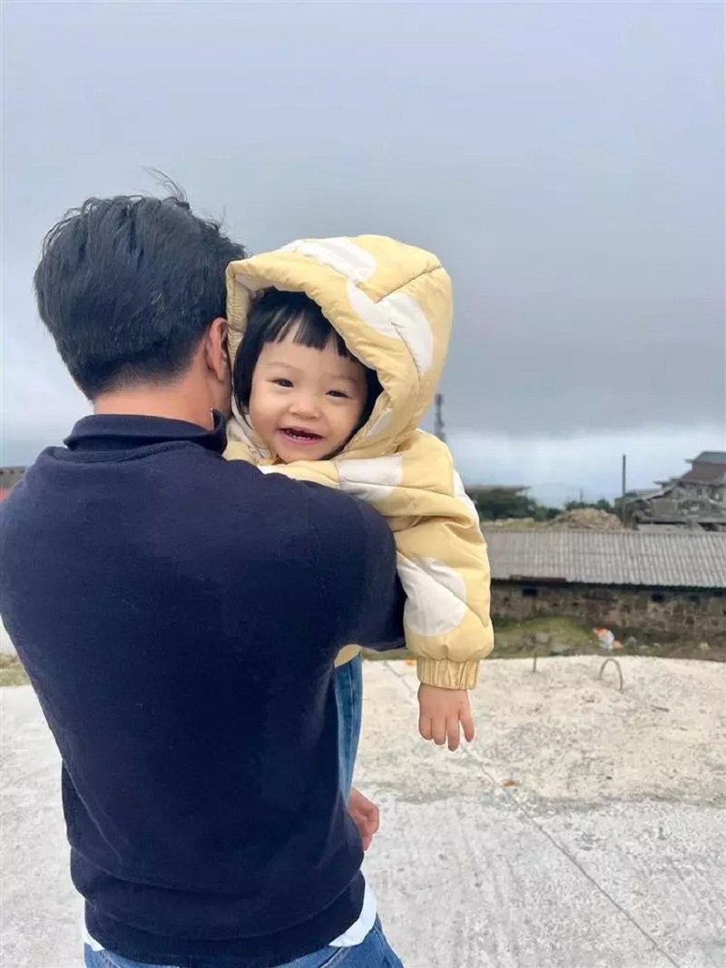 Biểu cảm cực đáng yêu của con gái Cường đô la, Đàm Thu Trang lần đầu về quê ngoại (Ảnh FBNV) Biểu cảm cực đáng yêu của con gái Cường đô la, Đàm Thu Trang lần đầu về quê ngoại (Ảnh FBNV)