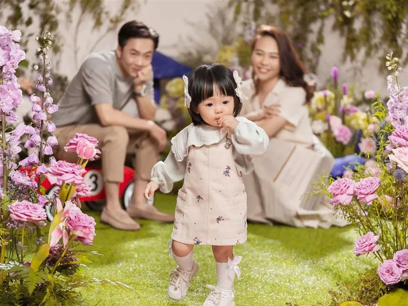 Biểu cảm cực đáng yêu của con gái Cường đô la, Đàm Thu Trang lần đầu về quê ngoại - Ảnh 7 Biểu cảm cực đáng yêu của con gái Cường đô la, Đàm Thu Trang lần đầu về quê ngoại - Ảnh 7
