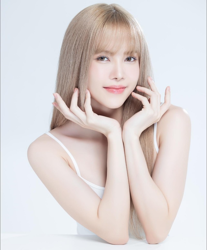 Sơn Tùng đầu năm bị 'ném đá', Thiều Bảo Trâm chào năm mới đối nghịch