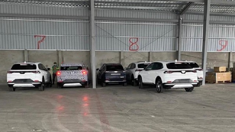 Phần lớn các xe trong chuyến xuất ngoại này đều là xe màu trắng Phần lớn các xe trong chuyến xuất ngoại này đều là xe màu trắng