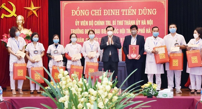 Bí thư Thành ủy Đinh Tiến Dũng thăm, chúc Tết nhân viên y tế, công nhân lao động tại huyện Đông Anh 4