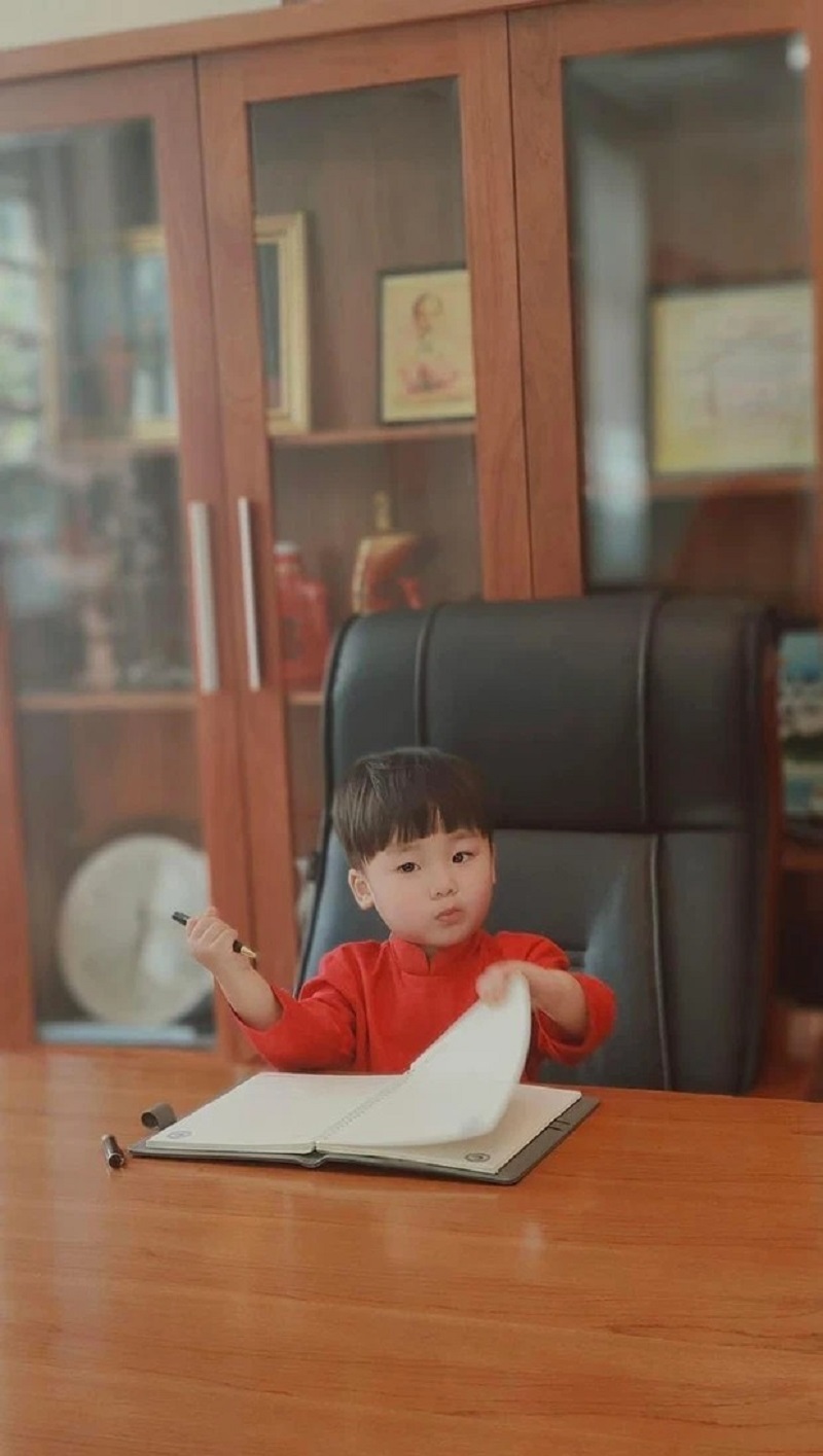 Dân mạng phát cuồng vì phong thái của con trai Hòa Minzy ngày đầu năm - Ảnh 1