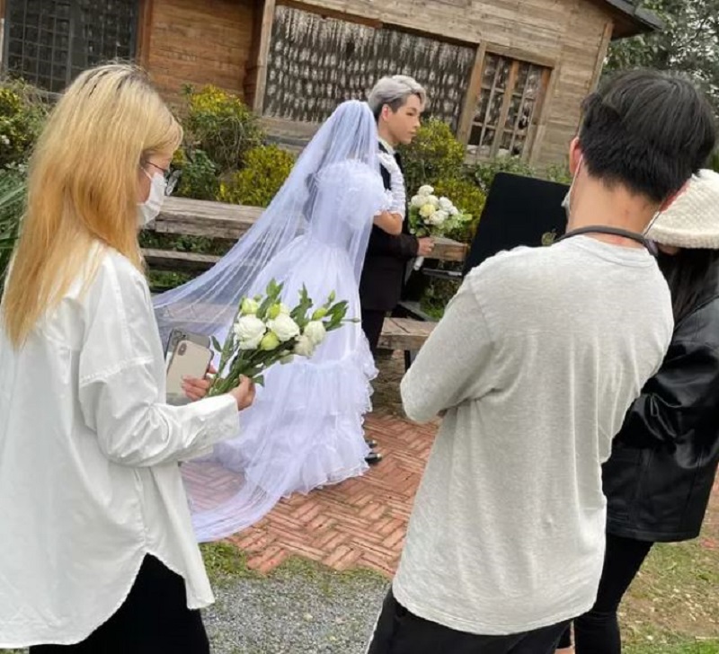 Danh tính cô dâu vẫn giấu mặt