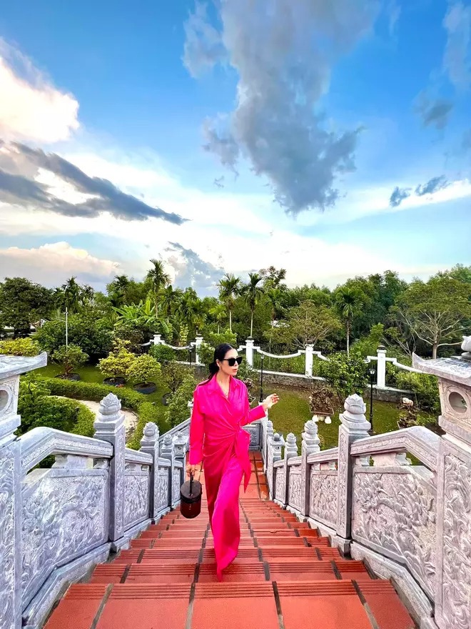 Sau biến cố, Hoài Linh trở lại chăm lo cho 'đứa con tinh thần' 100 tỷ thế nào? 2 Sau biến cố, Hoài Linh trở lại chăm lo cho 'đứa con tinh thần' 100 tỷ thế nào? 2
