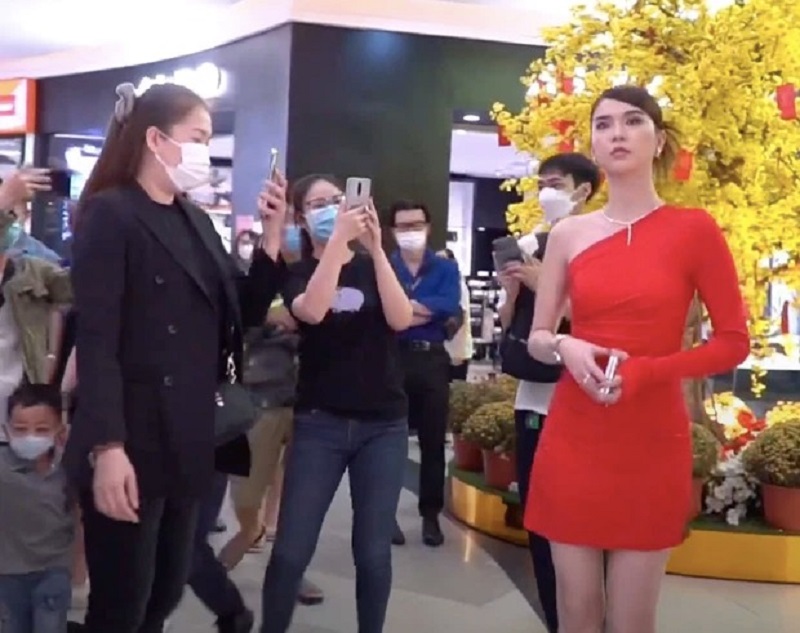 Ngọc Trinh gây náo loạn mạng xã hội, body có 'nuột' qua ống kính chụp lén? - Ảnh 2