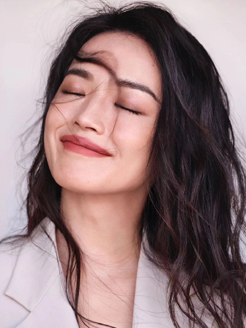 'Gái hư' Thư Kỳ khoe sắc vóc quyến rũ khó tin ở tuổi 46, dân tình xuýt xoa một chi tiết - Ảnh 3 'Gái hư' Thư Kỳ khoe sắc vóc quyến rũ khó tin ở tuổi 46, dân tình xuýt xoa một chi tiết - Ảnh 3