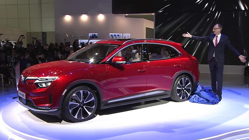 Xe ô tô điện Vinfast của hãng xe tỷ phú Phạm Nhật Vượng được trưng bày hoành tráng tại triển lãm