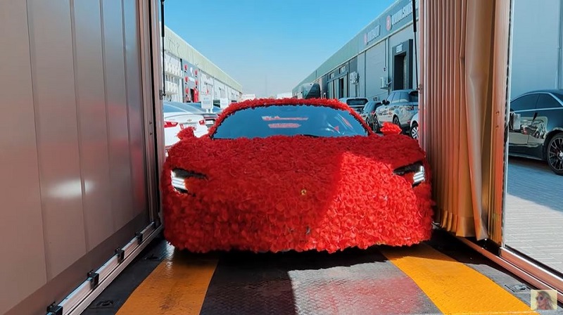 Ferrari SF90 Stradale nổi bật với chiếc áo mới bằng 1.000 bông hồng, 30.000 cánh hoa - Ảnh 3 Ferrari SF90 Stradale nổi bật với chiếc áo mới bằng 1.000 bông hồng, 30.000 cánh hoa - Ảnh 3