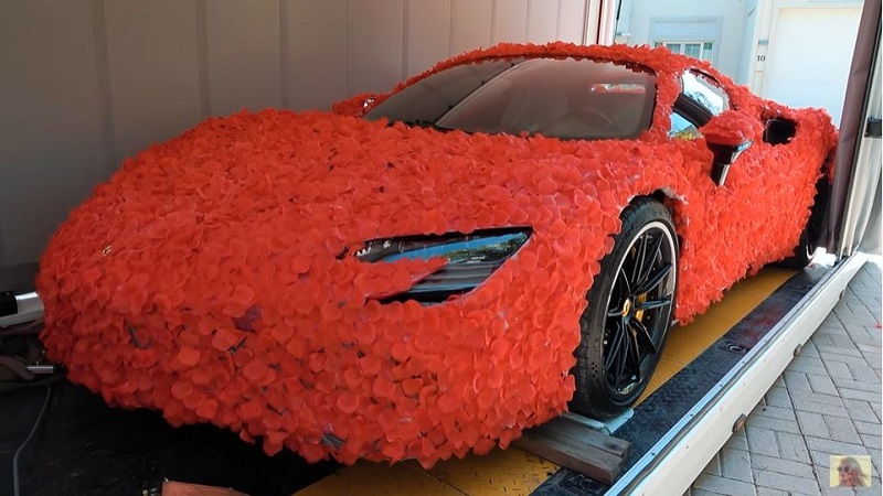 Ferrari SF90 Stradale nổi bật với chiếc áo mới bằng 1.000 bông hồng, 30.000 cánh hoa - Ảnh 4 Ferrari SF90 Stradale nổi bật với chiếc áo mới bằng 1.000 bông hồng, 30.000 cánh hoa - Ảnh 4