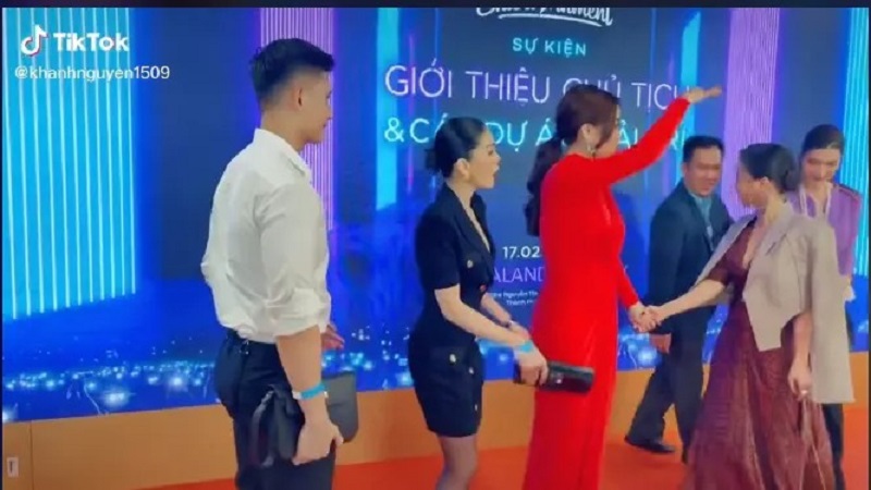 Trương Ngọc Ánh và Lệ Quyên gọi Anh Dũng vào chụp ảnh Trương Ngọc Ánh và Lệ Quyên gọi Anh Dũng vào chụp ảnh