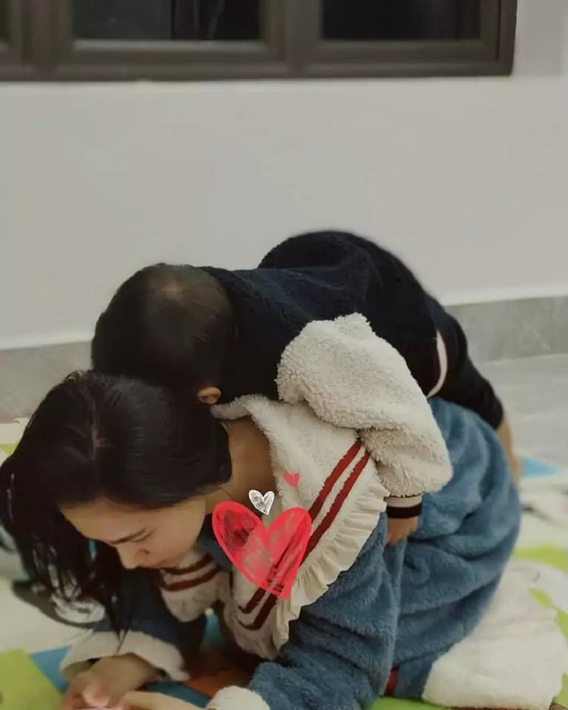 Bức ảnh Hòa Minzy cõng con trai gây xúc động (Ảnh FBNV)