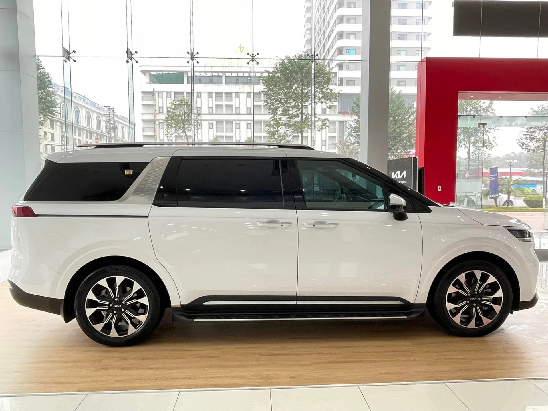 Vừa rẻ lại tiết kiệm nhiên liệu, Kia Carnival được 'săn lùng' dù tăng giá - Ảnh 4 Vừa rẻ lại tiết kiệm nhiên liệu, Kia Carnival được 'săn lùng' dù tăng giá - Ảnh 4