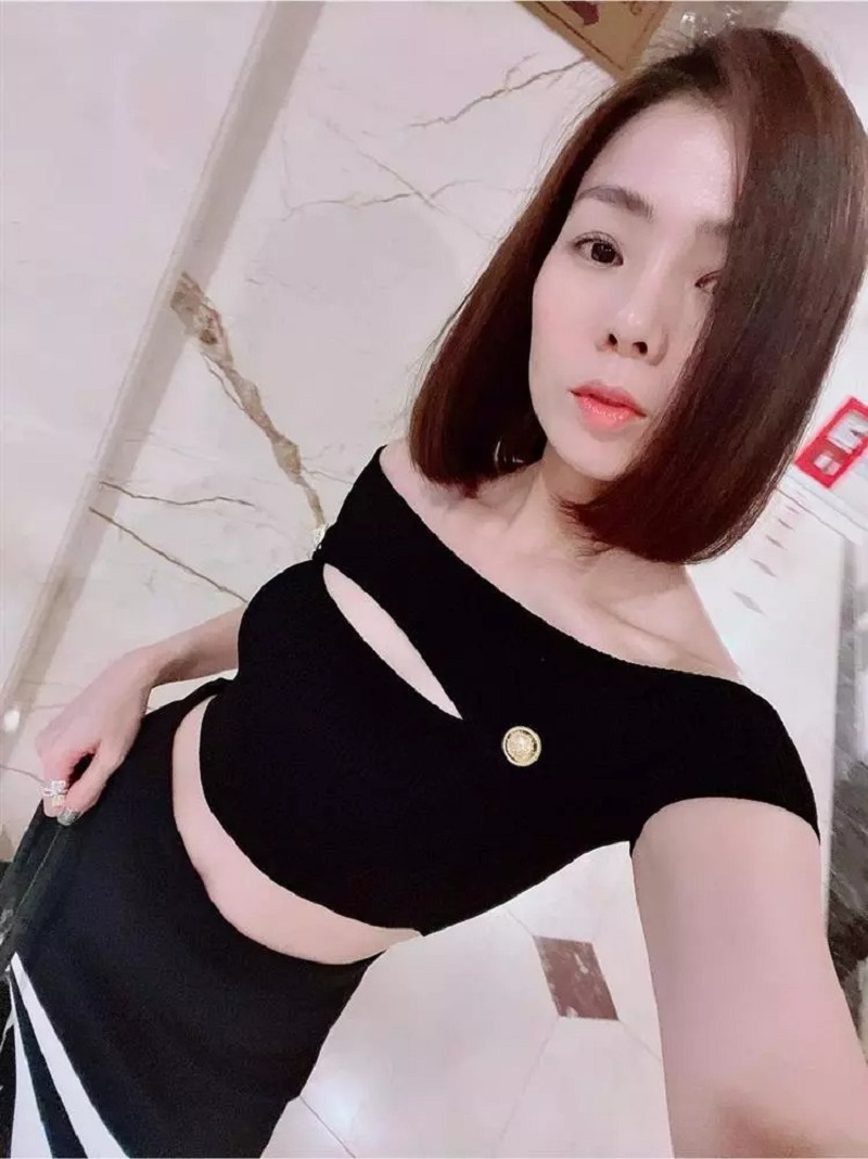 Vòng một của Lệ Quyên lặn mất tăm Vòng một của Lệ Quyên lặn mất tăm