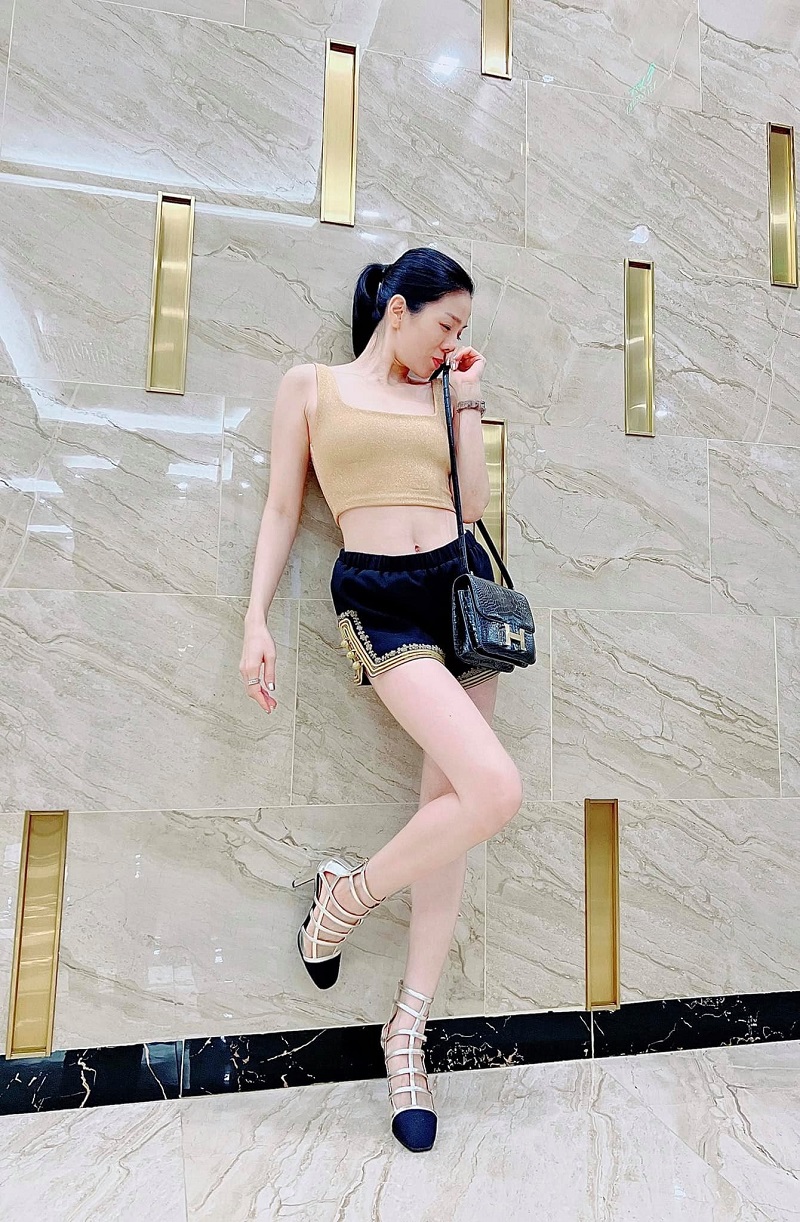 Lệ Quyên tiếp tục diện phong cách 'hai lưng' đi phố khiến dân tình khóc thét - Ảnh 4 Lệ Quyên tiếp tục diện phong cách 'hai lưng' đi phố khiến dân tình khóc thét - Ảnh 4