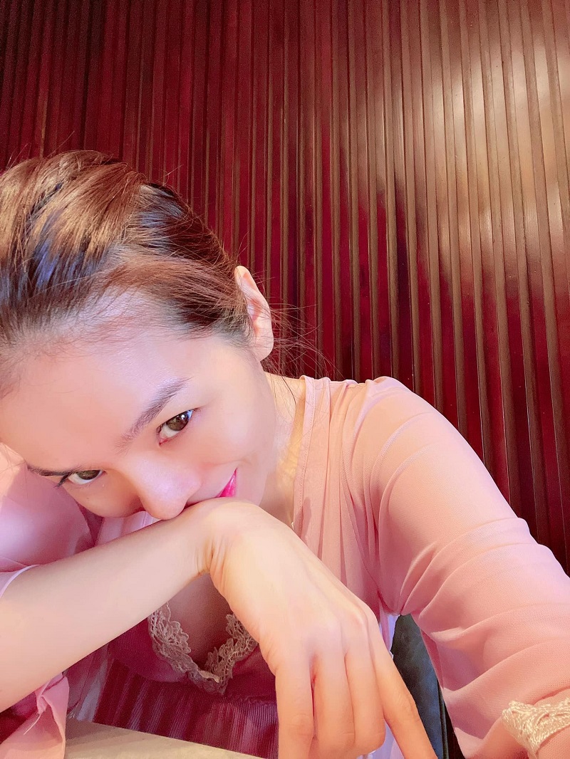 Những cách tạo dáng khó hiểu của nữ giám khảo Hoa hậu Việt Nam (Ảnh FBNV) Những cách tạo dáng khó hiểu của nữ giám khảo Hoa hậu Việt Nam (Ảnh FBNV)